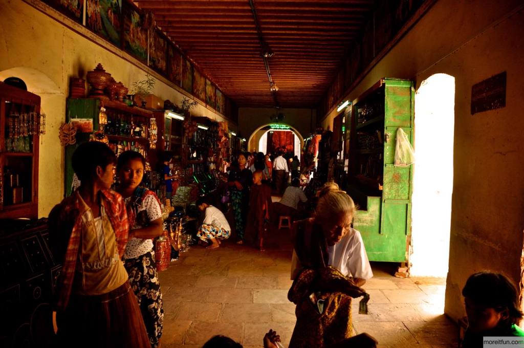 ミャンマーの土産物屋